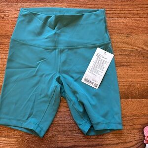 NWT. Lululemon Wunder Train HR Short 8”